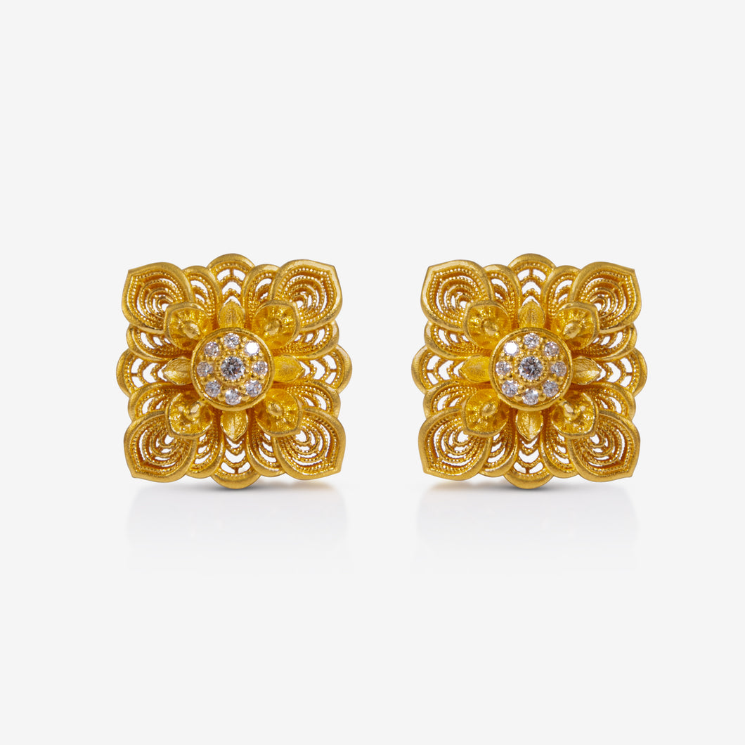 24K gold phoenix filigree diamond earrings with floral motif

足金凤凰花丝耳钉，中心镶嵌钻石，古法雕工设计