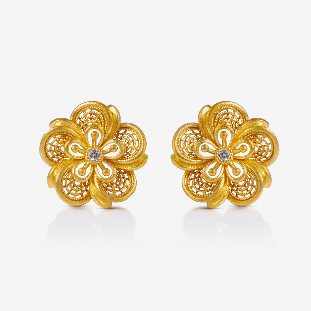  24K antique gold diamond peony earrings with filigree petal design

足金花丝牡丹耳钉，镶嵌钻石，五瓣花瓣造型