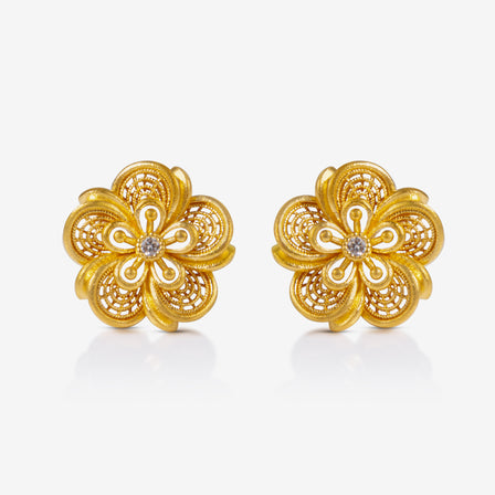  24K antique gold diamond peony earrings with filigree petal design

足金花丝牡丹耳钉，镶嵌钻石，五瓣花瓣造型