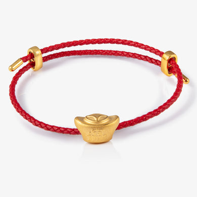 24K gold yanbao charm with blessing symbol

元宝造型福字金饰，寓意招财纳福

Matte gold charm in traditional ingot form

“福”字元宝串饰，简洁而充满吉祥寓意