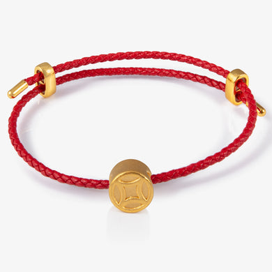 24K gold cylinder charm with ancient coin motif

古钱图案金色串饰，设计简洁雅致

Hollow gold bead engraved with traditional coin design

滚滚财运古钱串饰，寓意福运不断