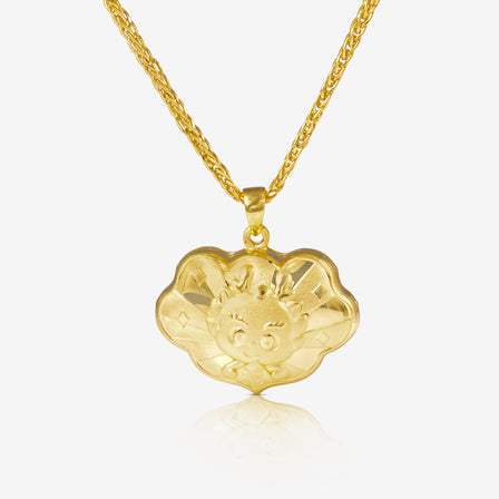 24K gold dragon baby lock pendant from Lao Feng Xiang – engraved Year of the Dragon keepsake

老凤祥龙宝宝长命锁，象征龙年平安健康，寓意吉祥如意。

Close-up of 24K gold dragon baby face on traditional baby lock pendant

