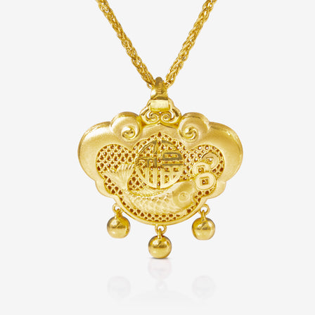 Lao Feng Xiang fish-shaped longevity lock in 24K gold – traditional design for luck and protection

老凤祥福锁长命锁，鱼象征年年有余，寓意财运亨通、平安健康