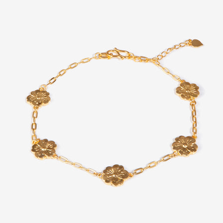 24K gold bracelet with five flower charms – Lao Feng Xiang elegant floral chain

Polished gold flower charm bracelet – 9.49g design with linked floral motifs