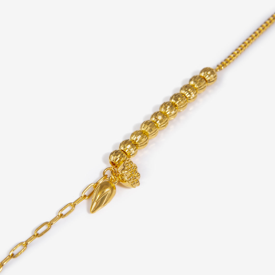 Lao Feng Xiang gold charm bracelet with flower bud detail – symbolic of new beginnings

老凤祥花蕾金手链，寓意绽放希望，生机盎然