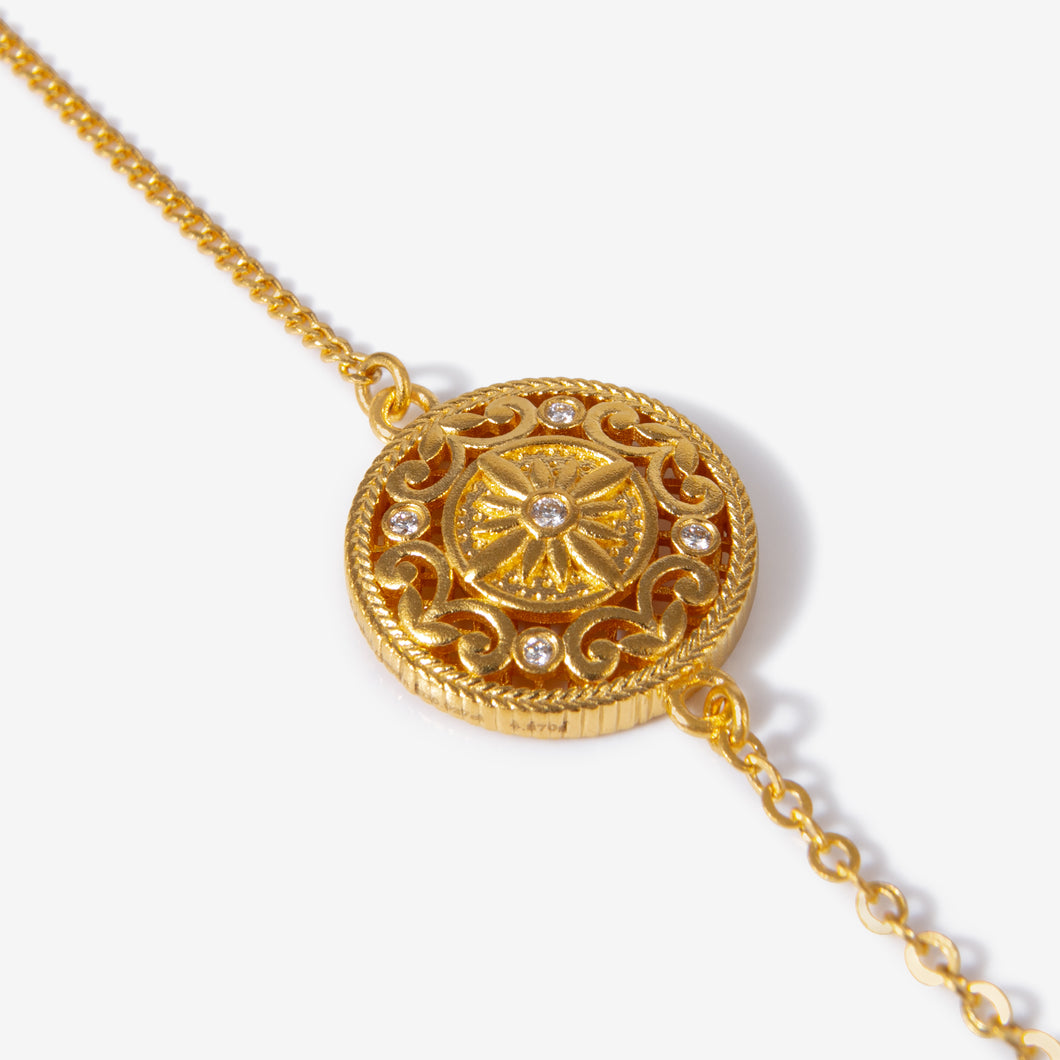  24K antique gold medallion line bracelet with five bezel-set diamonds

足金镂空圆形花丝手链，镶嵌五颗天然钻石