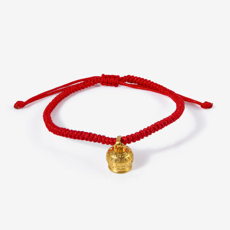 24K antique gold bell charm bracelet with red woven cord and diamond detail

足金铃铛红绳手链，内含钻石点缀，精致传统设计

 
