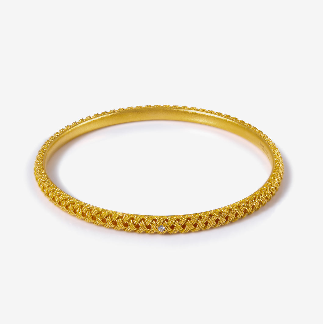 24K gold woven bangle with milgrain finish and single diamond

足金编织纹理手镯，镶嵌单颗钻石，细节饰以珠边雕刻工艺
