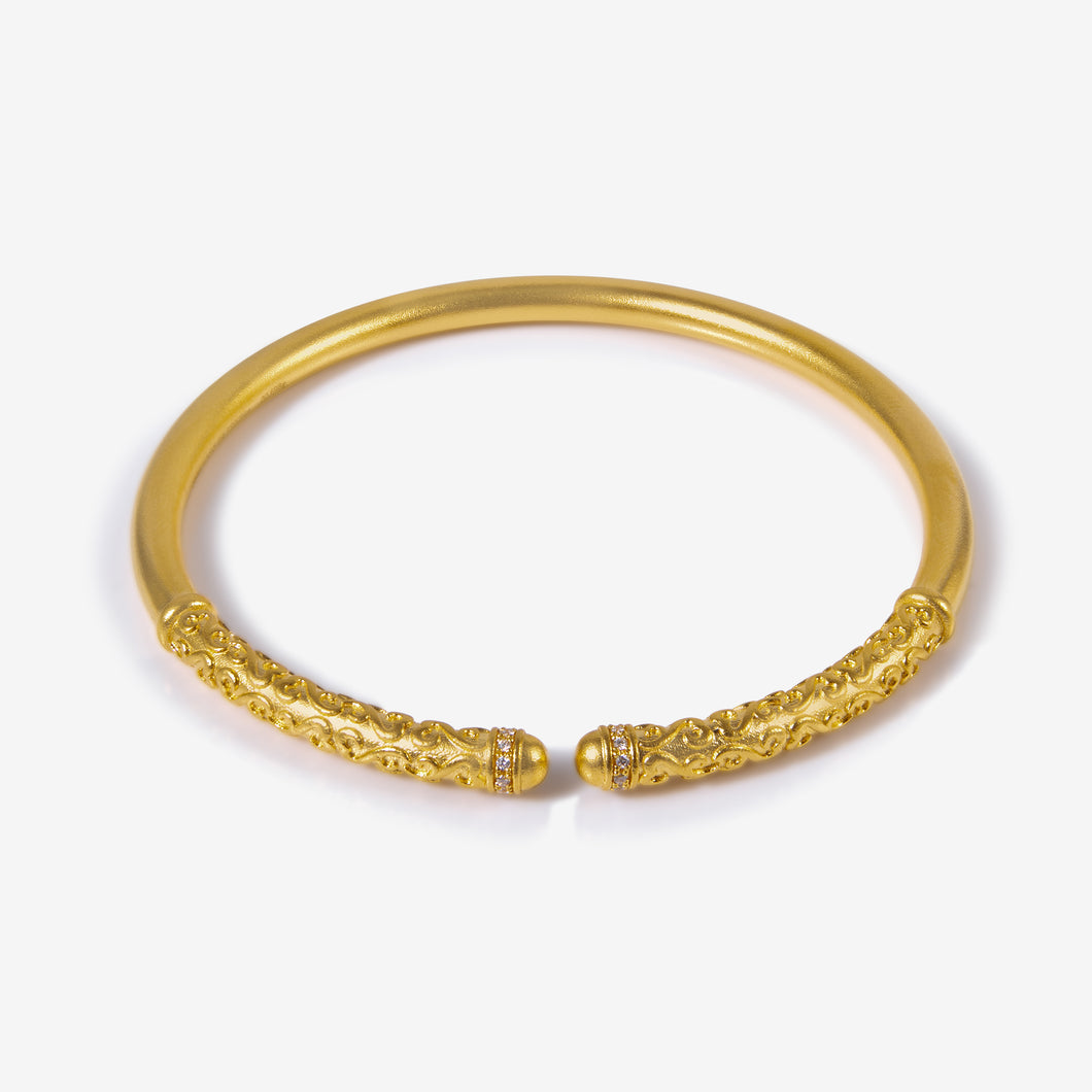 24K antique gold bangle with ornate pattern and 20 diamonds

足金古法雕花开口手镯，饰有20颗钻石与祥云纹图案