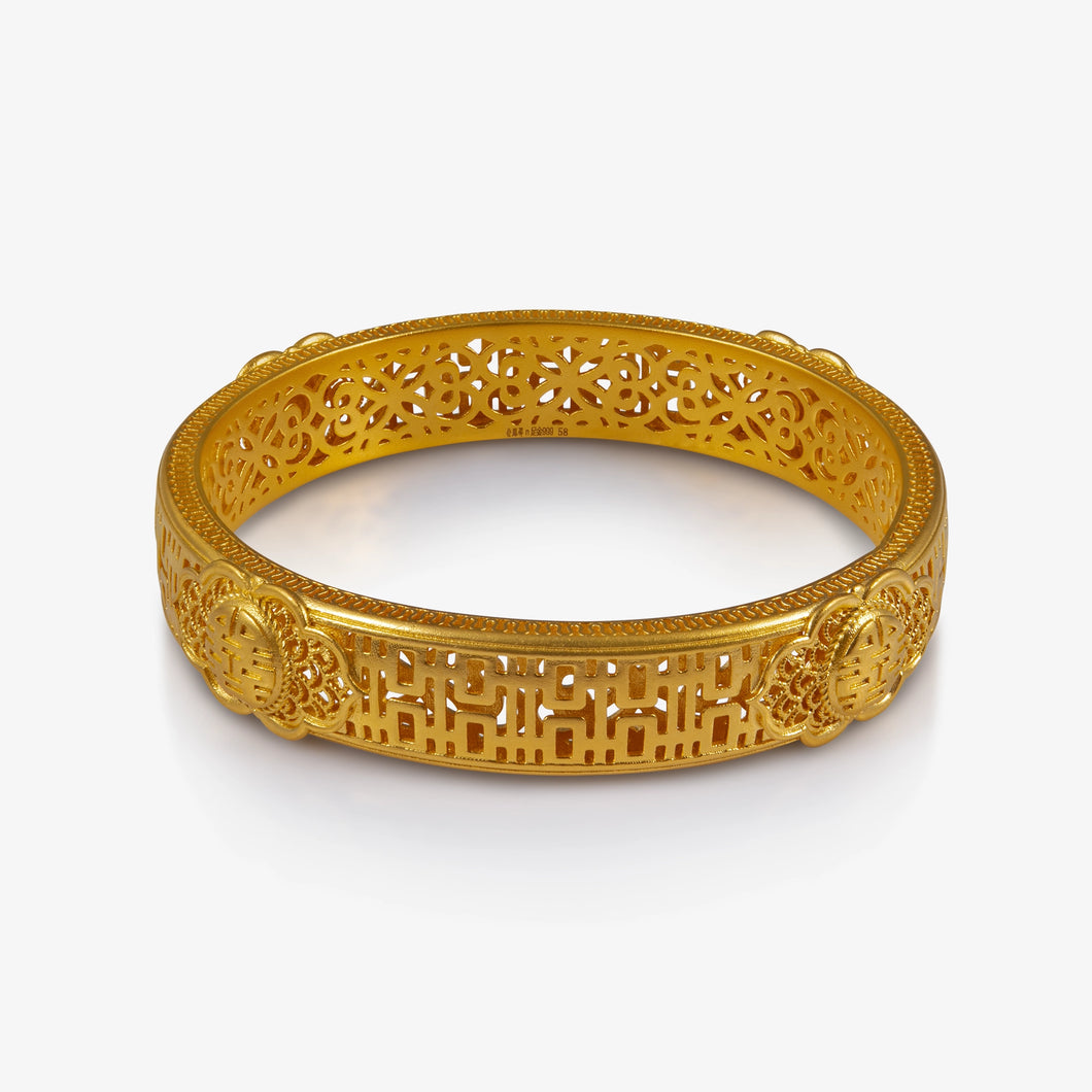 24K Antique Gold Double Happiness Bangle with Filigree Medallion Design

24K古法金囍字花丝手镯，雕花圆纹与喜字镂空设计