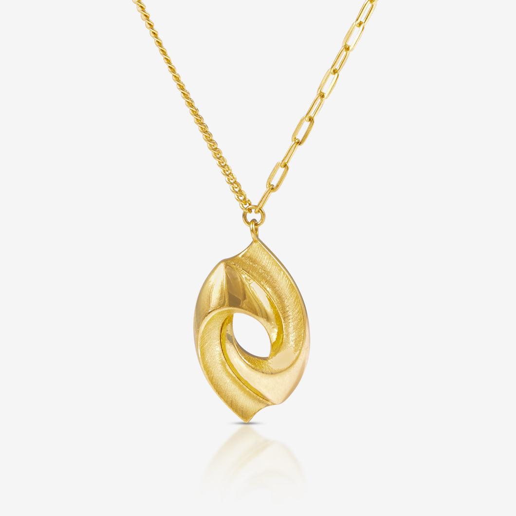 Lao Feng Xiang necklace with twisted gold motif – minimal and symbolic

老凤祥24K抽象旋转项链，象征流动与平衡，简约而不凡