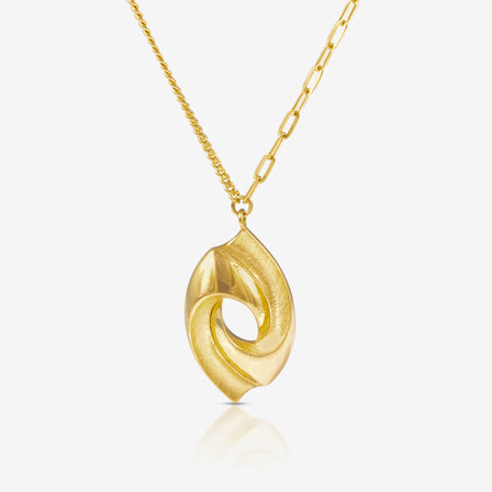 Lao Feng Xiang necklace with twisted gold motif – minimal and symbolic

老凤祥24K抽象旋转项链，象征流动与平衡，简约而不凡