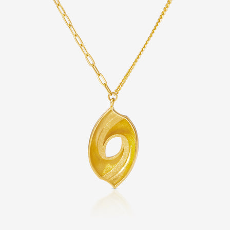 24K gold abstract twist pendant necklace – Lao Feng Xiang modern sculptural design

Mixed chain gold necklace with curved open-form pendant – 8.23g statement piece