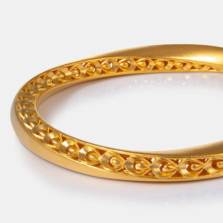 Close-up of phoenix eye filigree on 24K antique gold bangle. 足金凤凰眼纹理手镯局部特写图