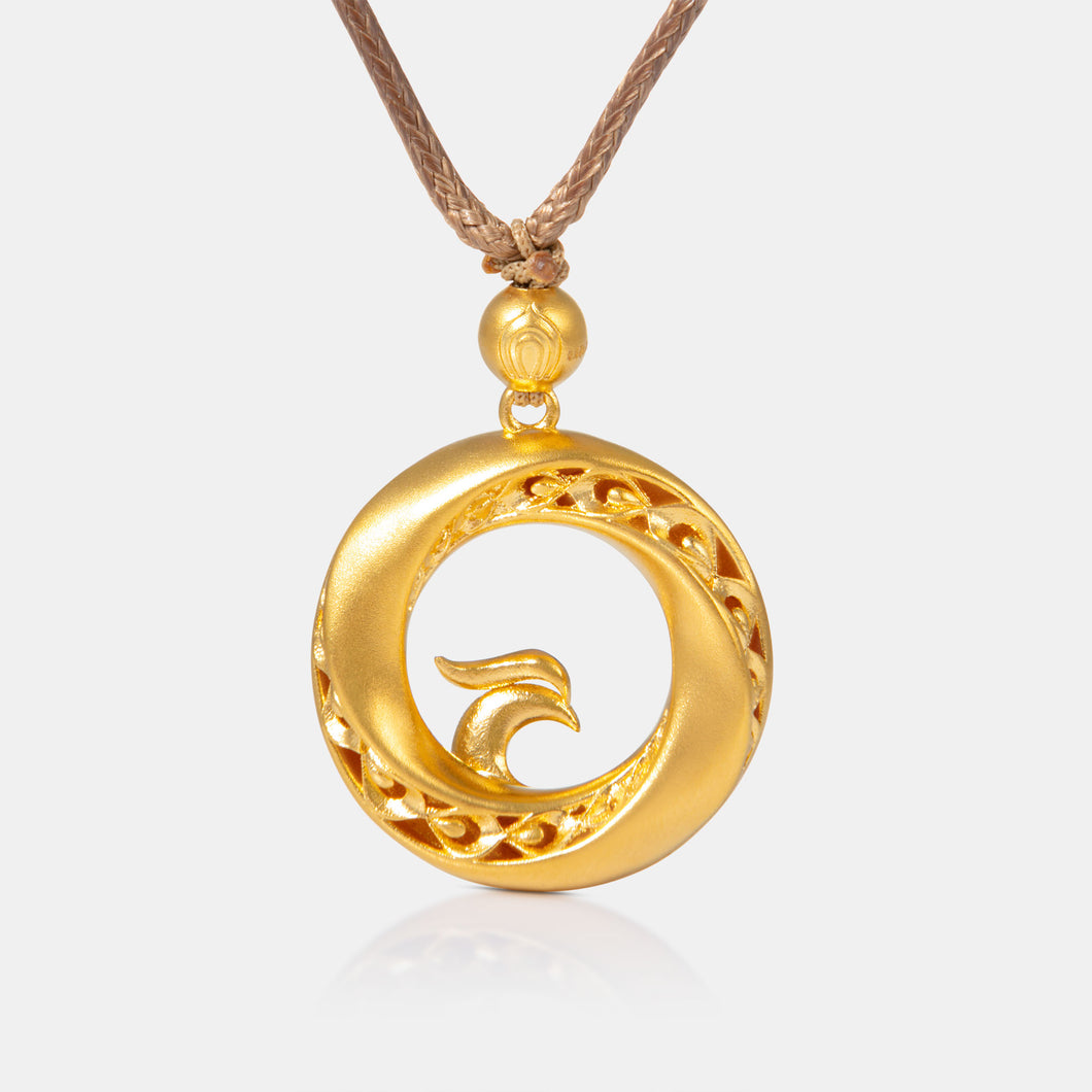 Front view of 24K antique gold round phoenix pendant.  凤凰圆形金吊坠 正面图