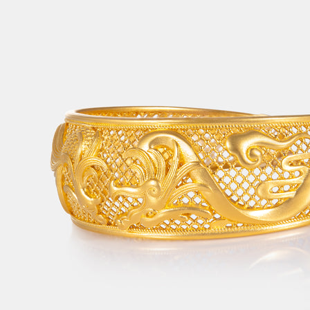 Close-up of dragon and phoenix filigree on 24K gold cuff
龙凤雕花足金手镯 细节图