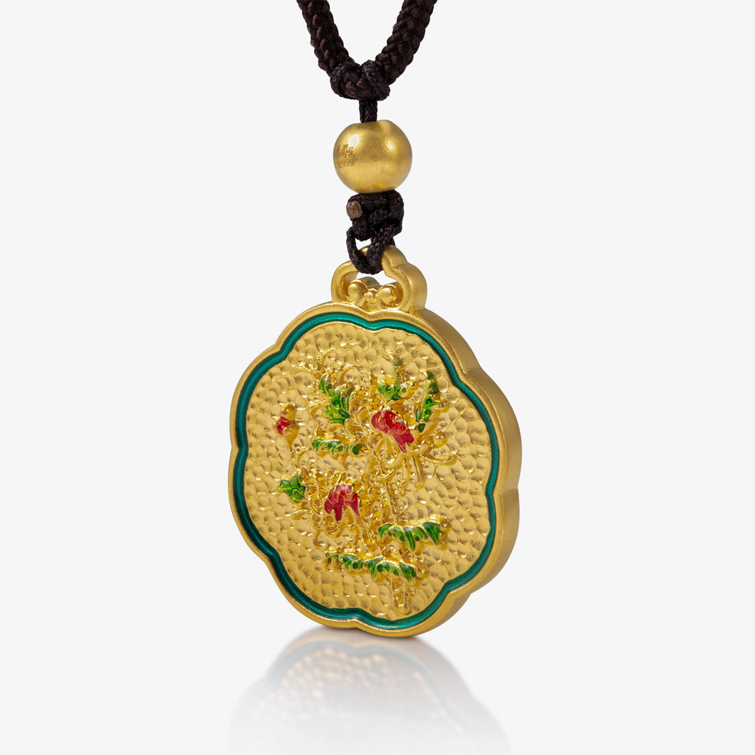  24K Antique Gold Plum Blossom Pendant with Enamel Peony and Red Seal Design

24K古法金牡丹花卉吊坠，绿边祥云轮廓与红色印章设计