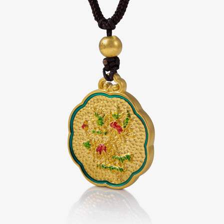  24K Antique Gold Plum Blossom Pendant with Enamel Peony and Red Seal Design

24K古法金牡丹花卉吊坠，绿边祥云轮廓与红色印章设计