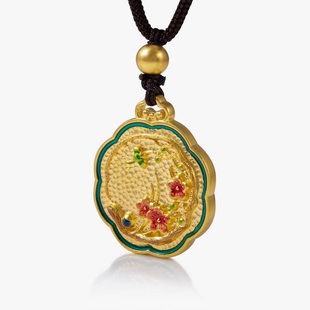  24K Antique Gold Plum Blossom Pendant with Enamel Flowers and Red Longevity Seal

24K古法金梅花吊坠，彩色珐琅梅花与红寿字印章设计