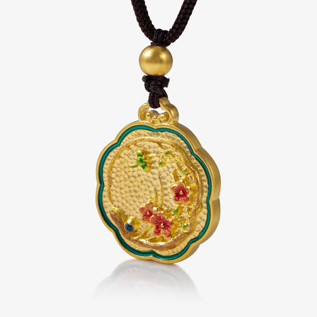  24K Antique Gold Plum Blossom Pendant with Enamel Flowers and Red Longevity Seal

24K古法金梅花吊坠，彩色珐琅梅花与红寿字印章设计