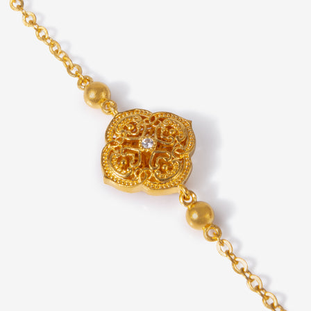 24K antique gold bracelet with filigree clover charm and central diamond
四叶草图案24K古法黄金钻石手链，寓意幸运与圆满